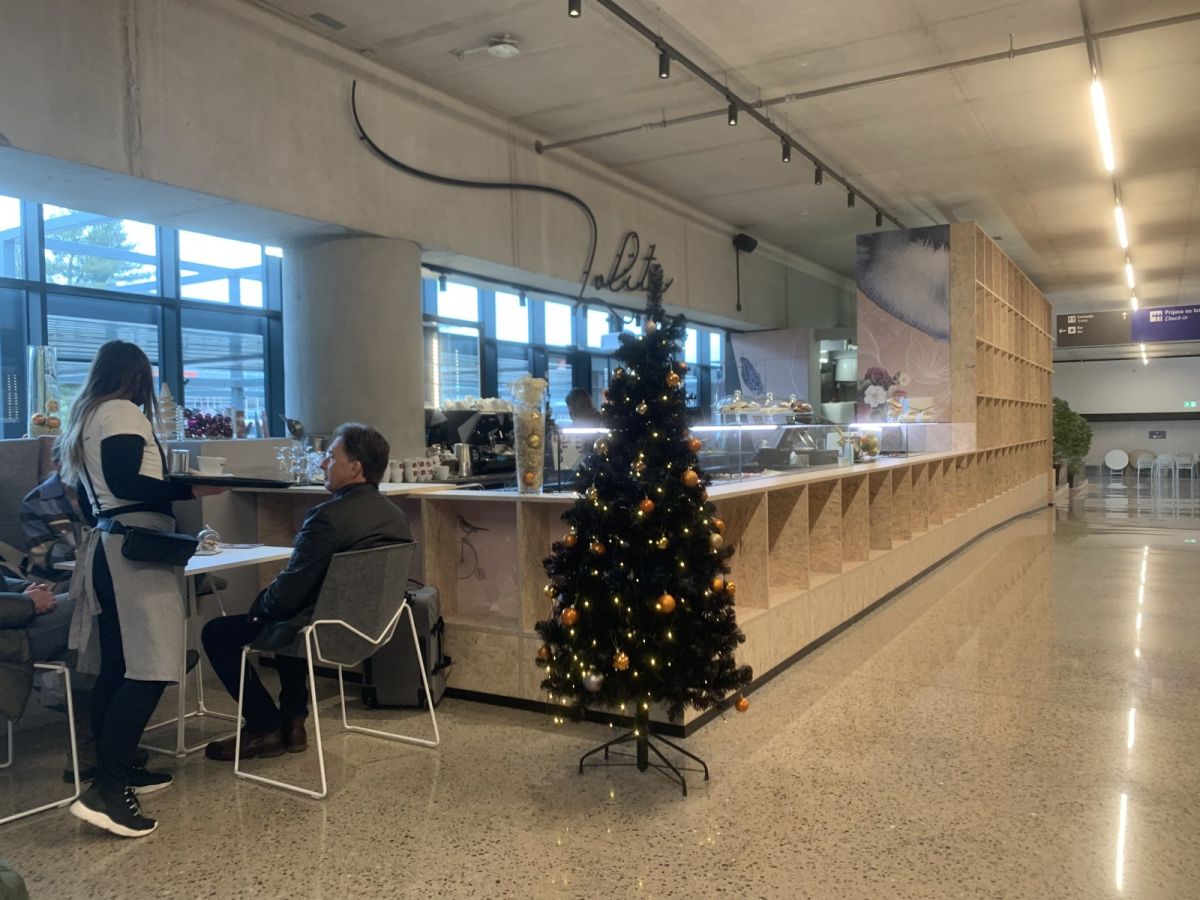 smart new Arrivals hall with very nice cafe and amazing cakes.. smart new Arrivals hall with very nice cafe and amazing cakes..