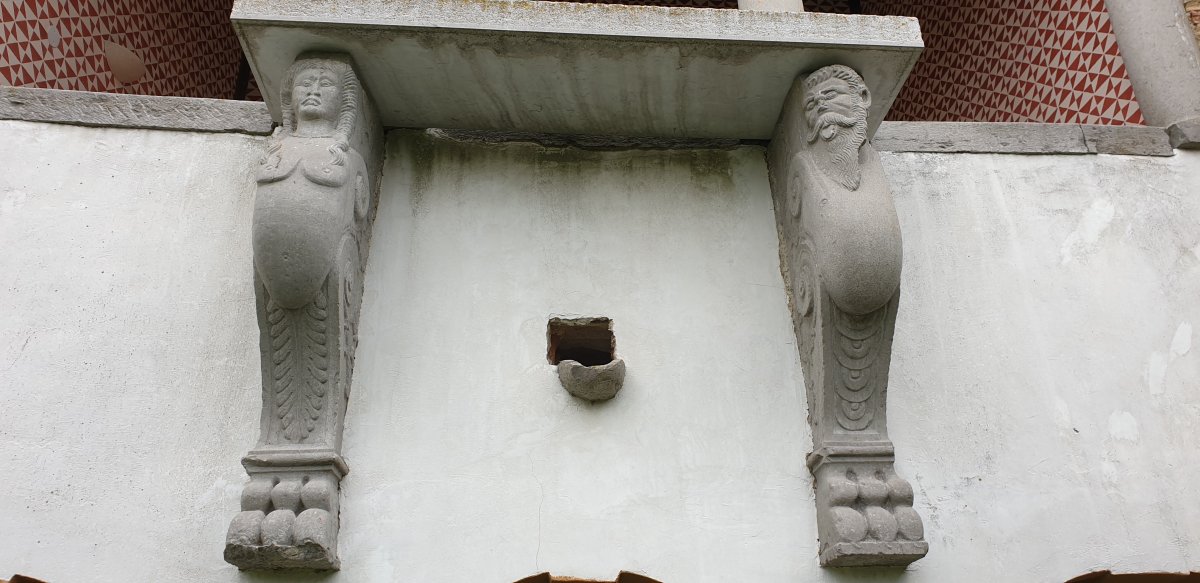 the owner of Prem castle was so cheeky he did these statues with him sticking his toungue out at his wife!!