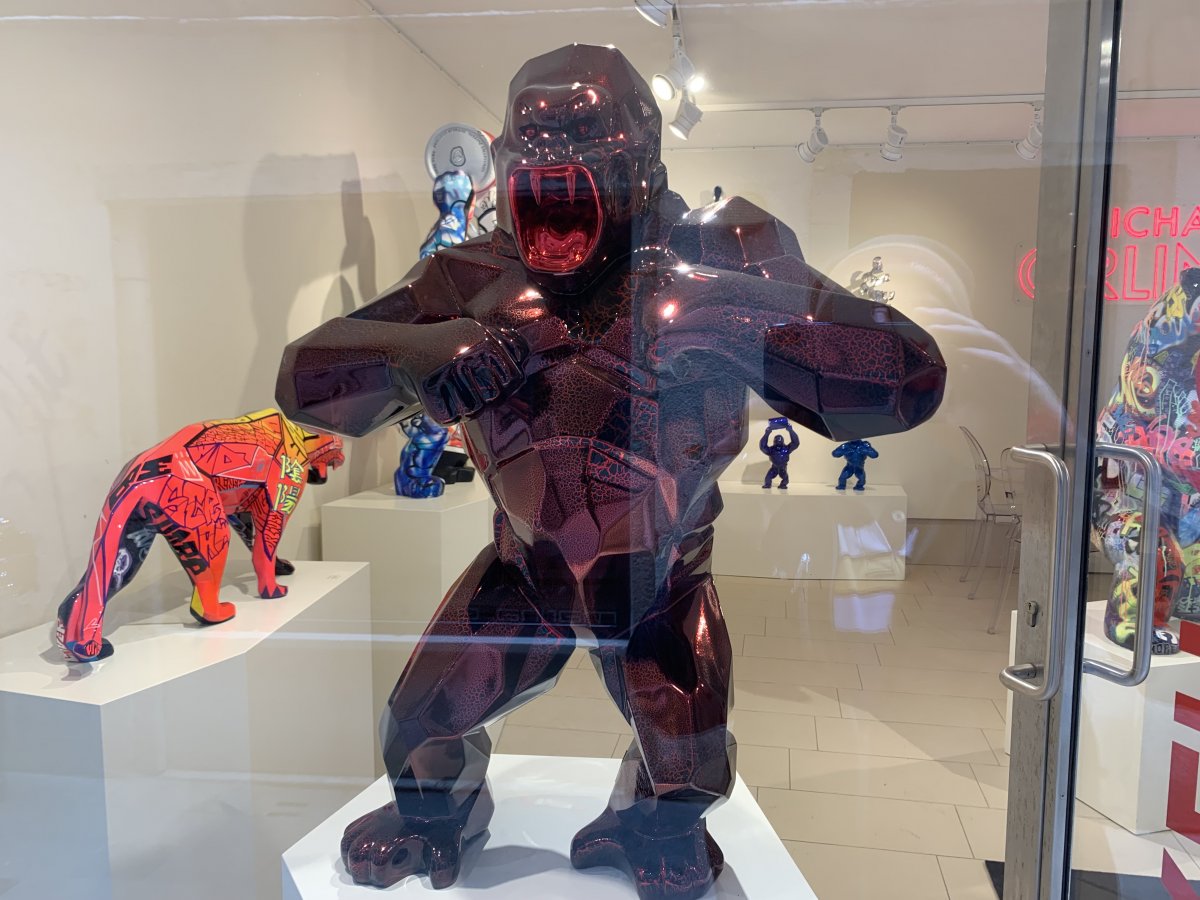 we found this ferocious glass gorilla in a shopfront in Venice..