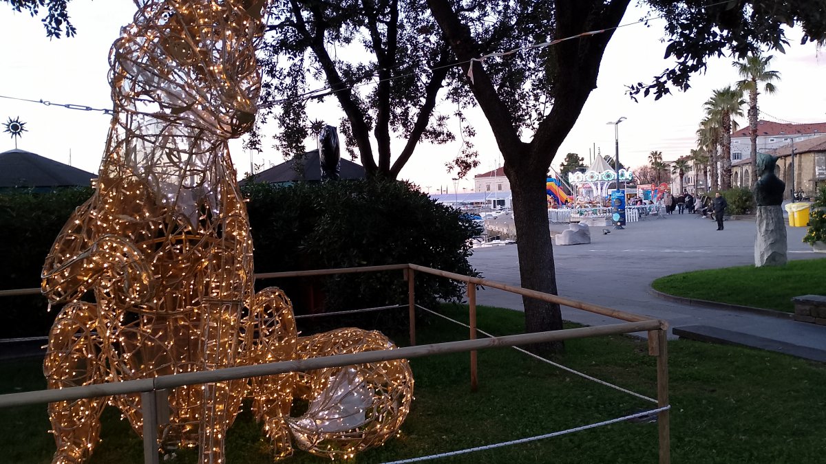 the main light show is in this little park near the ice skating and the merry go round.. the main light show is in this little park near the ice skating and the merry go round..