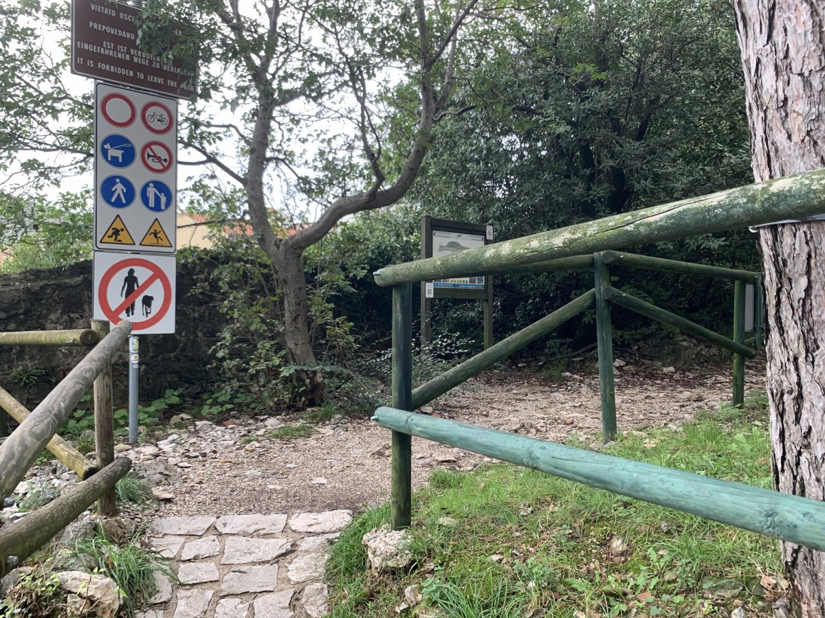 This is where the cliff path walk starts in Duino.. about 400m from the castle This is where the cliff path walk starts in Duino.. about 400m from the castle
