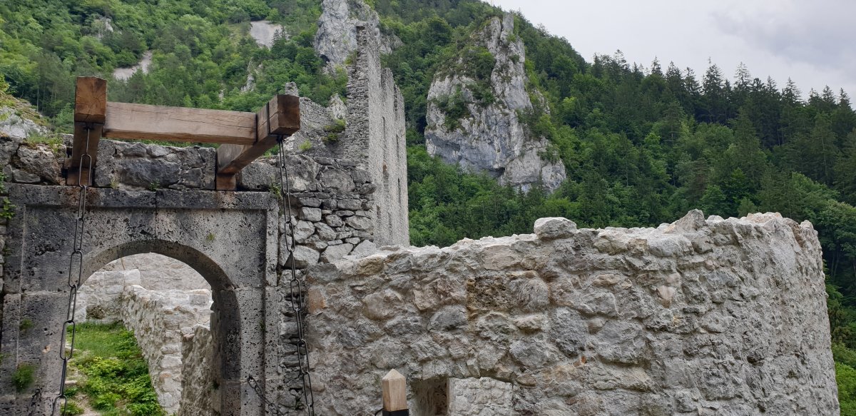 We just love the way Kamen castle merges into the rocks and forest as a gateway to the Karavanke Alps.. We just love the way Kamen castle merges into the rocks and forest as a gateway to the Karavanke Alps..