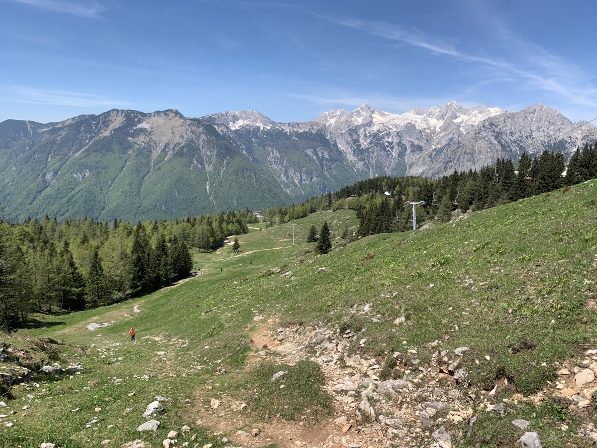 There are NO scary sheer drops if you decide to walk directly up the hill to the main cafe, following the ski lift.. There are NO scary sheer drops if you decide to walk directly up the hill to the main cafe, following the ski lift..