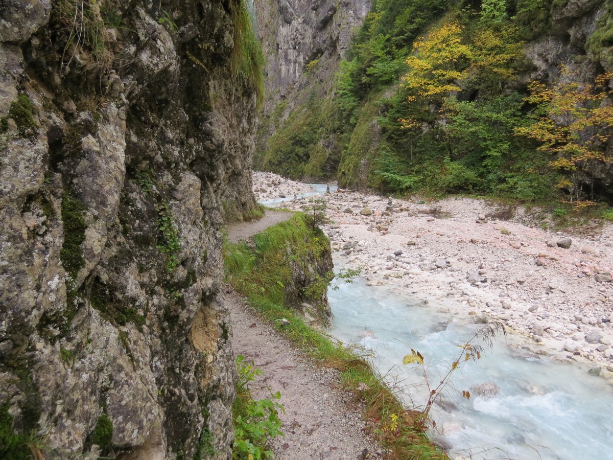 fantastic little stretch alongside the river.. fantastic little stretch alongside the river..