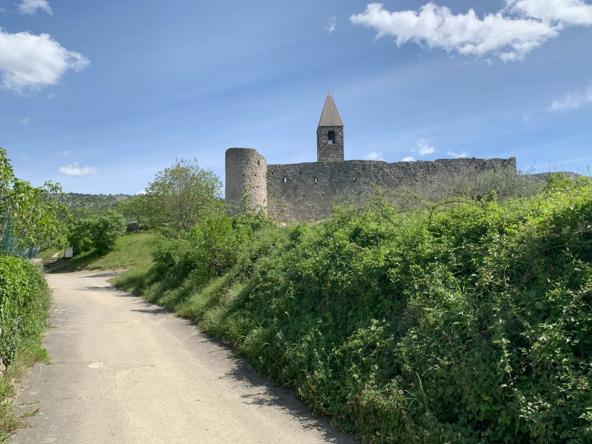 the last Karst cliff in Slovenia, vineyards, olive groves and a castle protecting a church protecting a rare fresco.. wow..