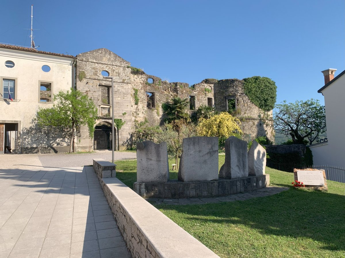 Vipava KRIZ.. hilltop village