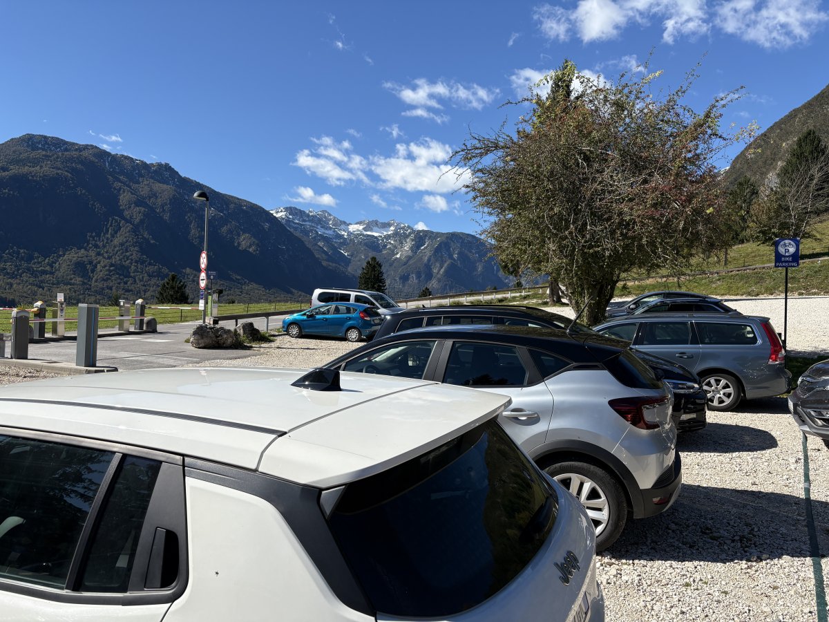 Take a ticket at the machine, park here, admire the view, go see the gorge then pay at the machine to exit the barriers.. Take a ticket at the machine, park here, admire the view, go see the gorge then pay at the machine to exit the barriers..