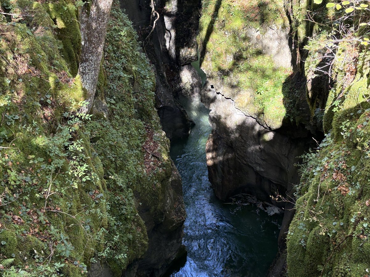 There are so many different angles to see this gorge from, high, čow, next to the water or above a huge crack like here.. There are so many different angles to see this gorge from, high, čow, next to the water or above a huge crack like here..