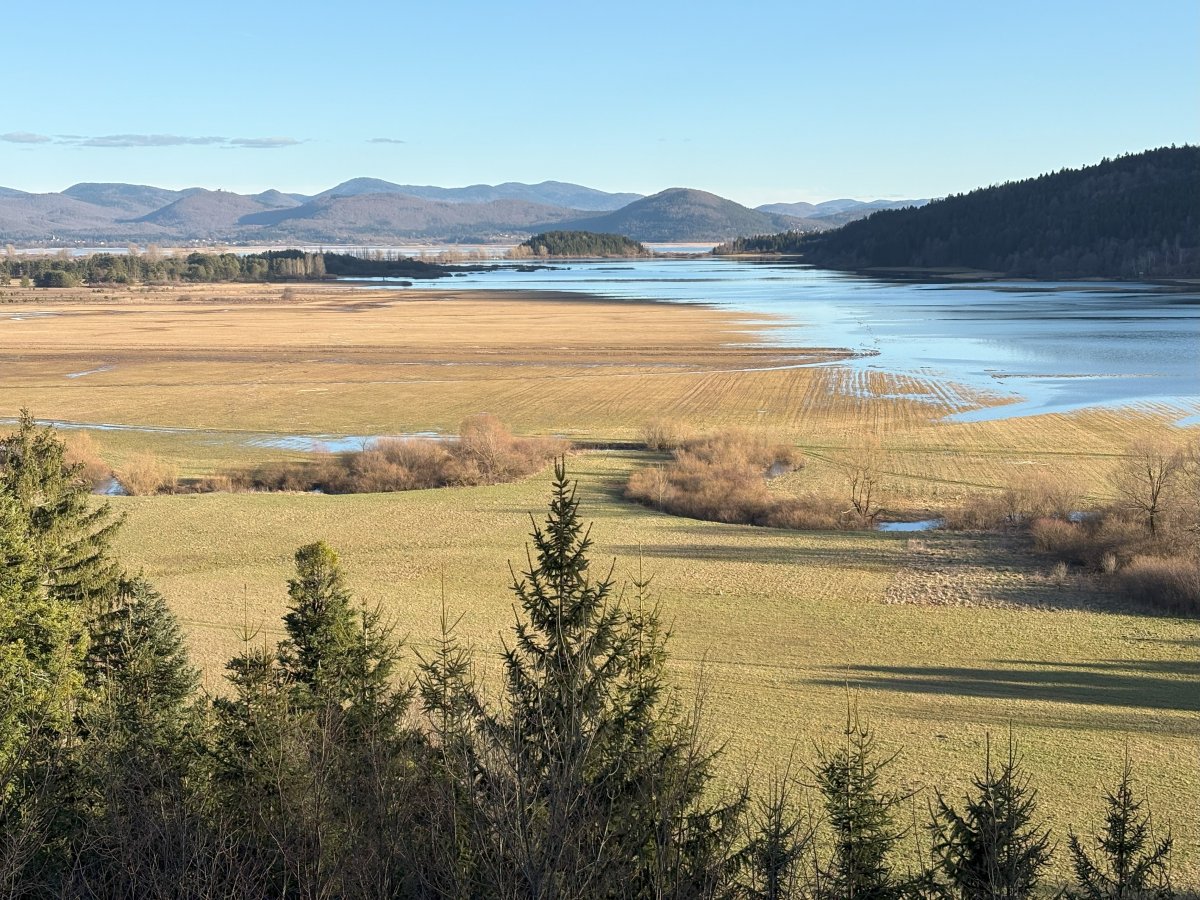 Here the lake is about 60% full and you can see the hill that looks like Otok, but is not.. Here the lake is about 60% full and you can see the hill that looks like Otok, but is not..