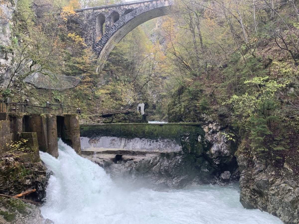 You get an idea of the power of the water here.. sometimes a train will go over the bridge..