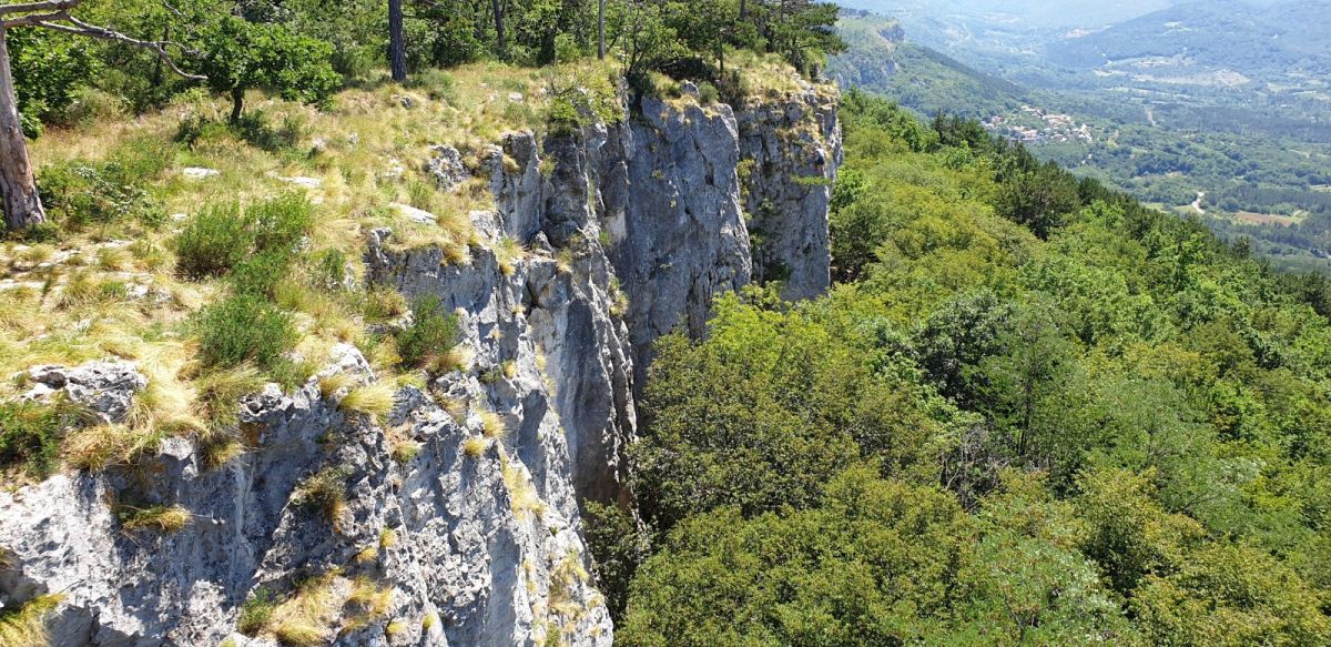 this cliff goes for miles and km and even has a railway line running alongside it in parts.. this cliff goes for miles and km and even has a railway line running alongside it in parts..