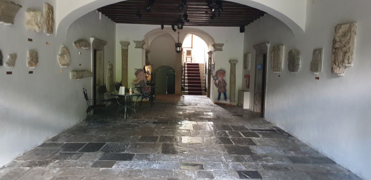 the grand entrance hall.. just check out those authentic stone tiles.. the grand entrance hall.. just check out those authentic stone tiles..