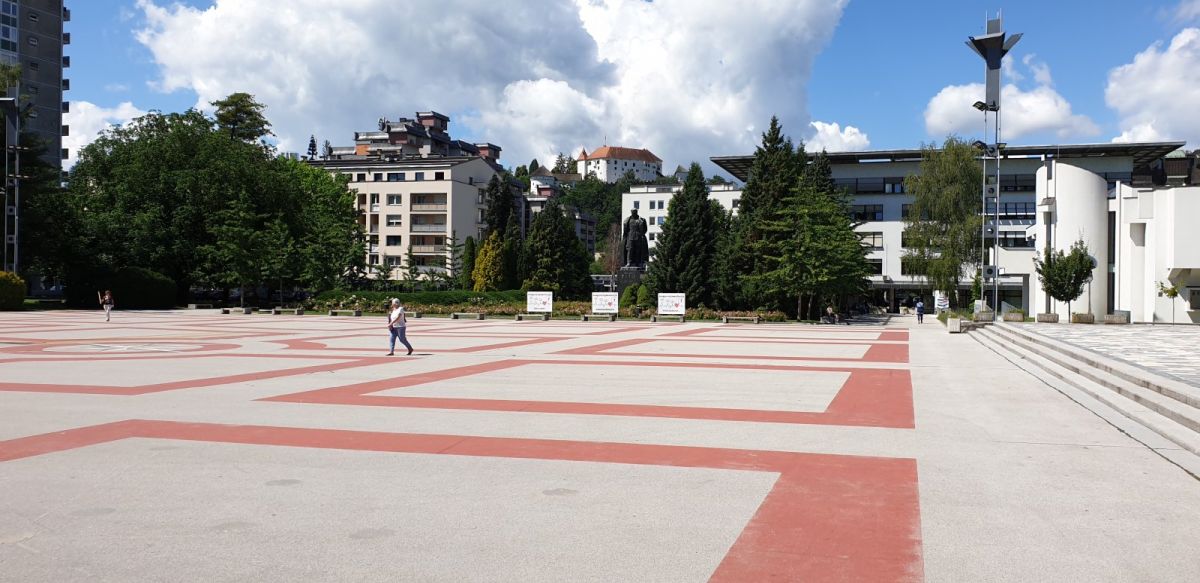 a fantistic big socialist looking square.. also the castle in the background!