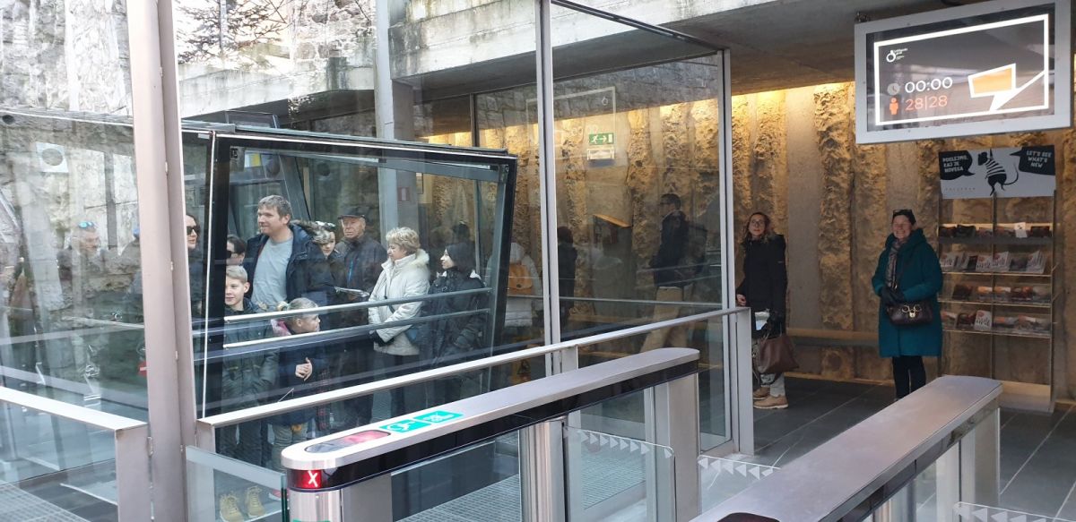 Doors closing.. could you press the number 34 button please? Lift to Ljubljana castle.. Doors closing.. could you press the number 34 button please? Lift to Ljubljana castle..