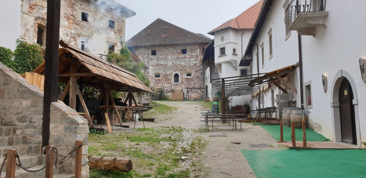 now this is a proper castle courtyard at Turjak castle.. now this is a proper castle courtyard at Turjak castle..