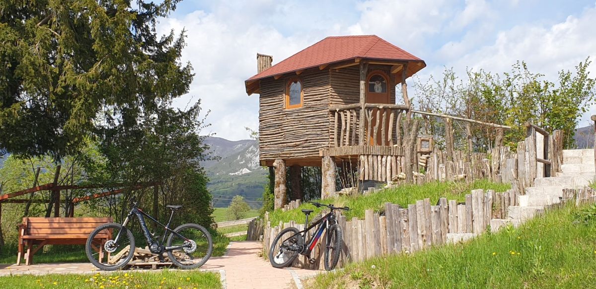 Top Qual E Bikes Rock Up at the Lodge!