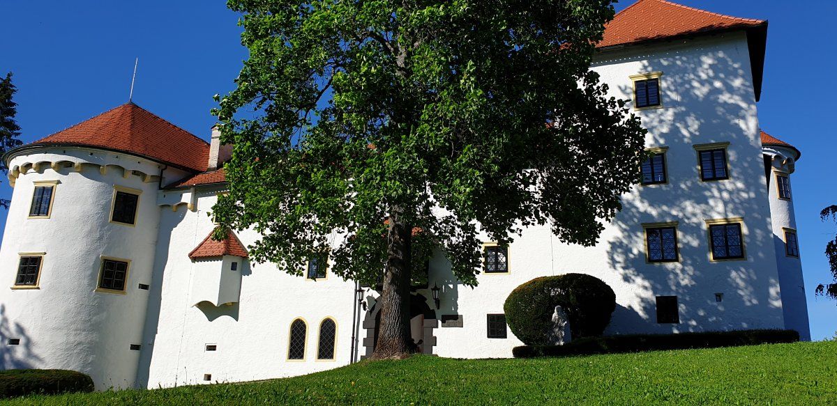 not even a motorway sign for this amazing Bogensperk castle GRAD not even a motorway sign for this amazing Bogensperk castle GRAD