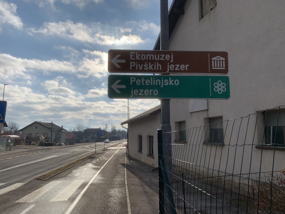 Would you guess in a million years from this sign that it is next left to the Museum of the uberamazing 17 Disappearing Lakes??!! Would you guess in a million years from this sign that it is next left to the Museum of the uberamazing 17 Disappearing Lakes??!!