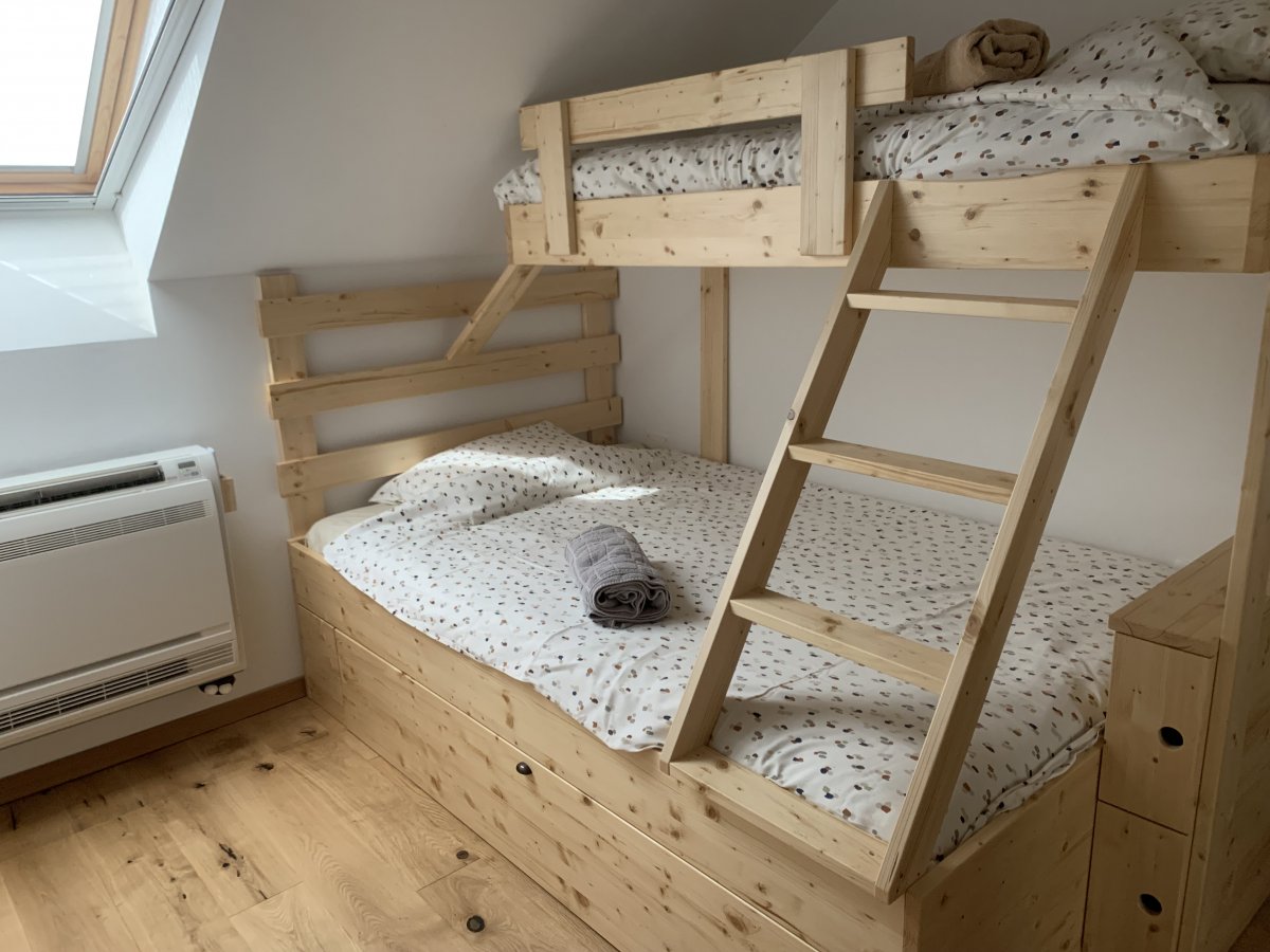 Sleeping space for 3 young persons, with a roll out bed for Kid number 3.. Sleeping space for 3 young persons, with a roll out bed for Kid number 3..