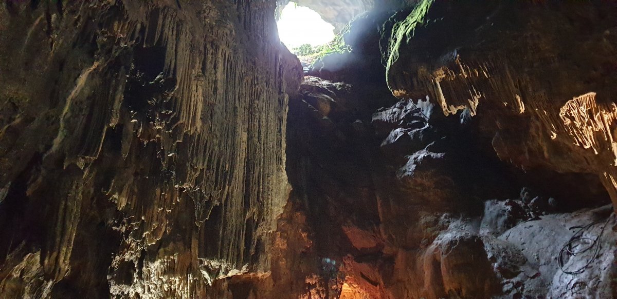 dramatic entrance to Divaca cave, dont't worry there are some stairs too.. dramatic entrance to Divaca cave, dont't worry there are some stairs too..