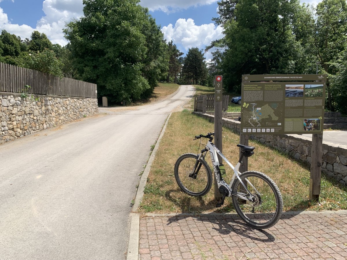 start of the 1.4km track to lake Petelinje from the museum.. this time by E Bike.. start of the 1.4km track to lake Petelinje from the museum.. this time by E Bike..