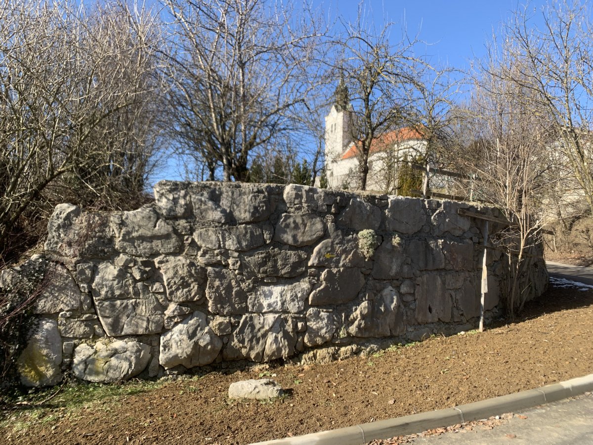 can you see the little yellow arrow on the wall marking the way, with St Michael church above.. can you see the little yellow arrow on the wall marking the way, with St Michael church above..