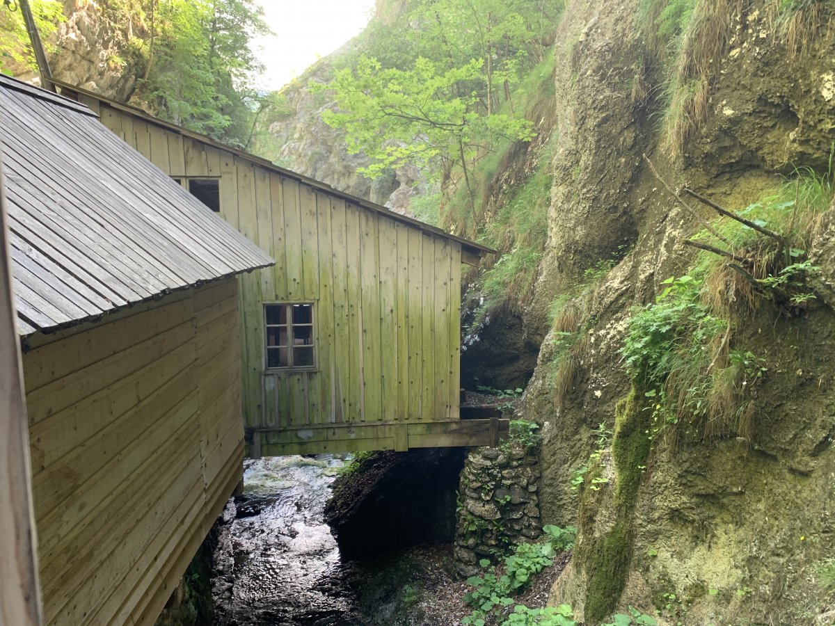 the hospital is very exposed to the river.. the hospital is very exposed to the river..