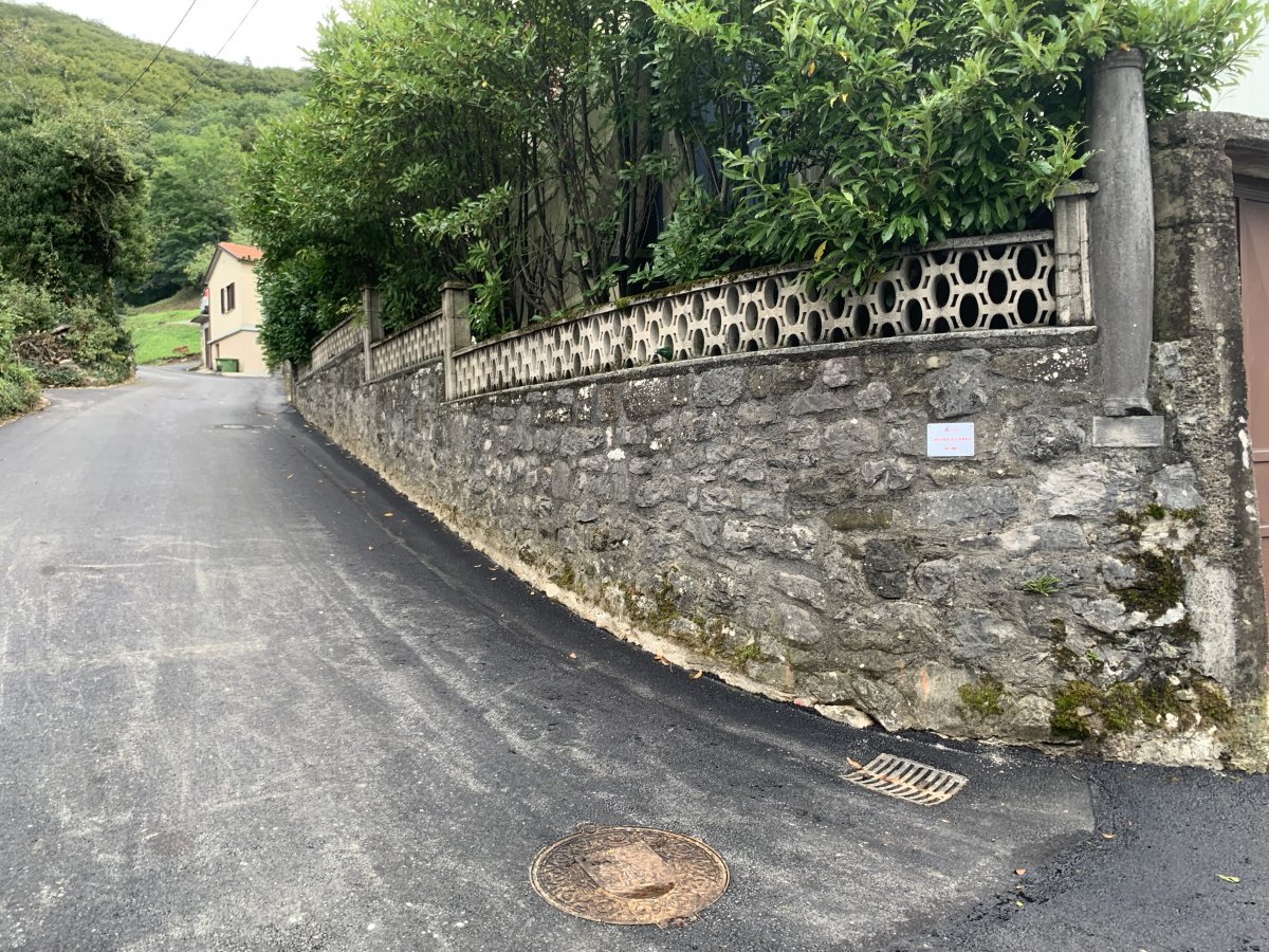 Do you see the route marker on the wall, up here and into the forest for the start of the walk.. Do you see the route marker on the wall, up here and into the forest for the start of the walk..