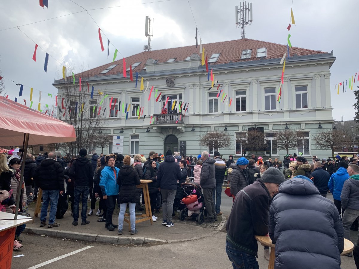 Just a few words of welcome in English would go down so well from the organisers of the fantastic Cerknica carnival..