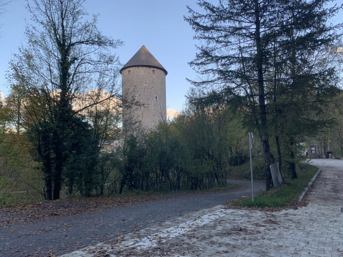 Can you see the road here below the tower.. this is where you can walk down to get to the riverside, just 5 mins..