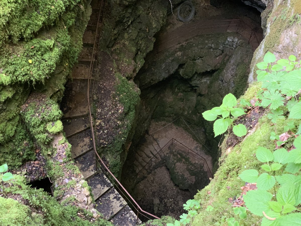 Let's go down this cave.. Dimnice.. Let's go down this cave.. Dimnice..