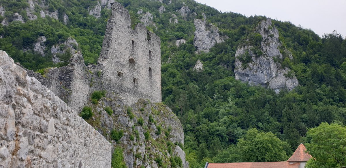 Kamen Castle blends perfectly into the mountain side.. Kamen Castle blends perfectly into the mountain side..