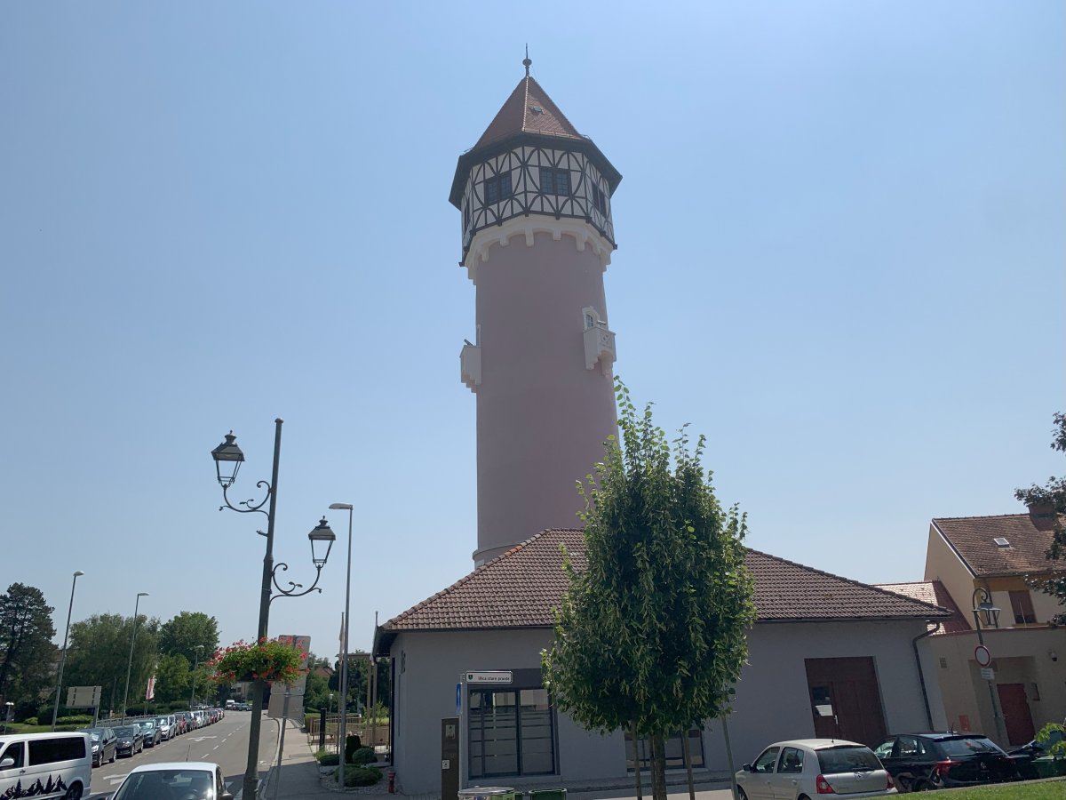 Find the town centre easily by focussing on the tower.. Find the town centre easily by focussing on the tower..