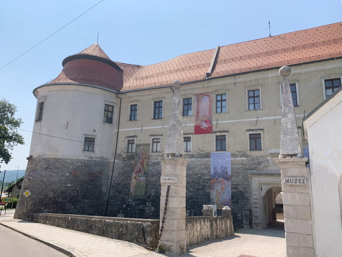 Entrance to the castle and museum.. Entrance to the castle and museum..