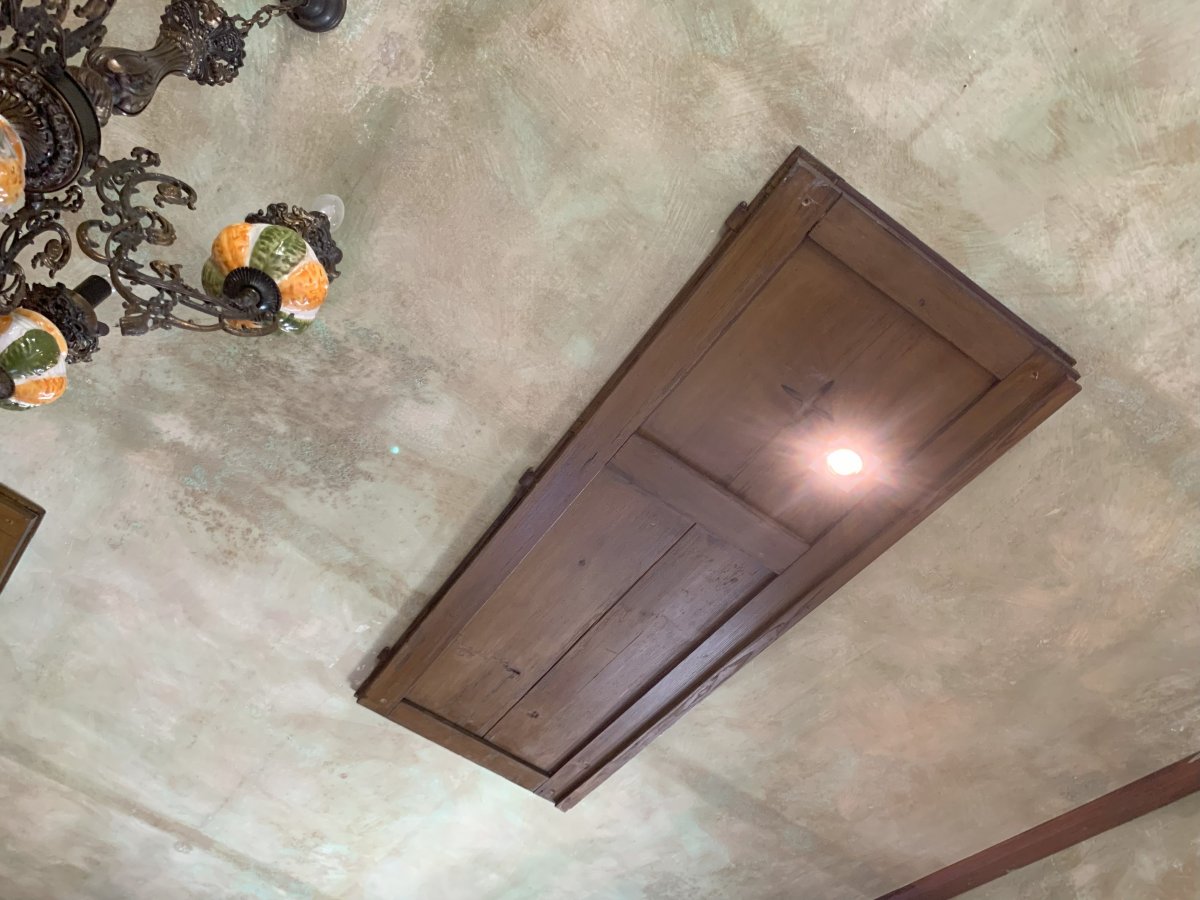 There were a couple of doors on the ceiling at the restaurant.. There were a couple of doors on the ceiling at the restaurant..