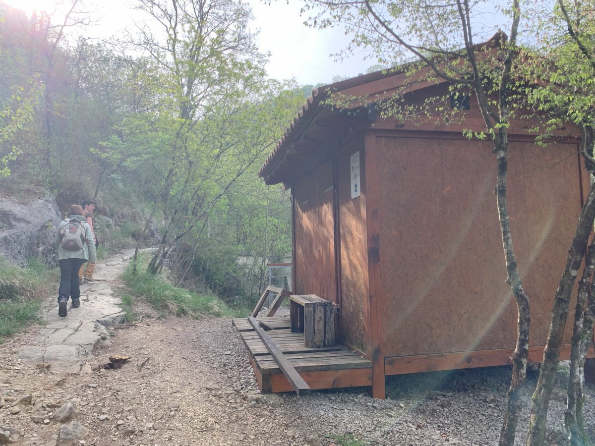 This hut marks the start of the gorge path.. This hut marks the start of the gorge path..