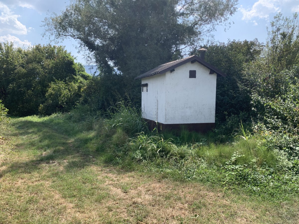 Cool little hut, house, shed, bee hive.. who knows.. Cool little hut, house, shed, bee hive.. who knows..