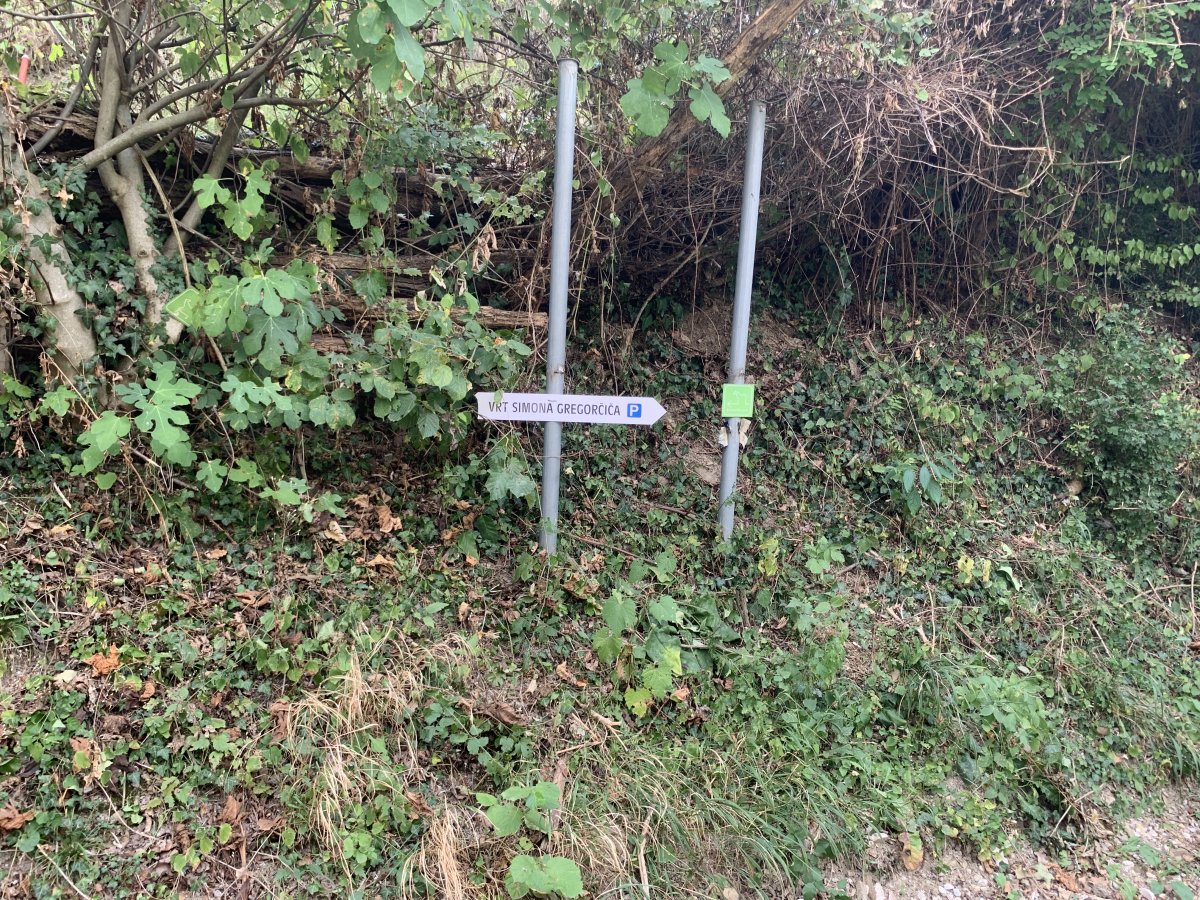 If you do rock up in the hill village of Gradisce and Prvacine, then look for this sign to get back to the river path to Rence.. If you do rock up in the hill village of Gradisce and Prvacine, then look for this sign to get back to the river path to Rence..