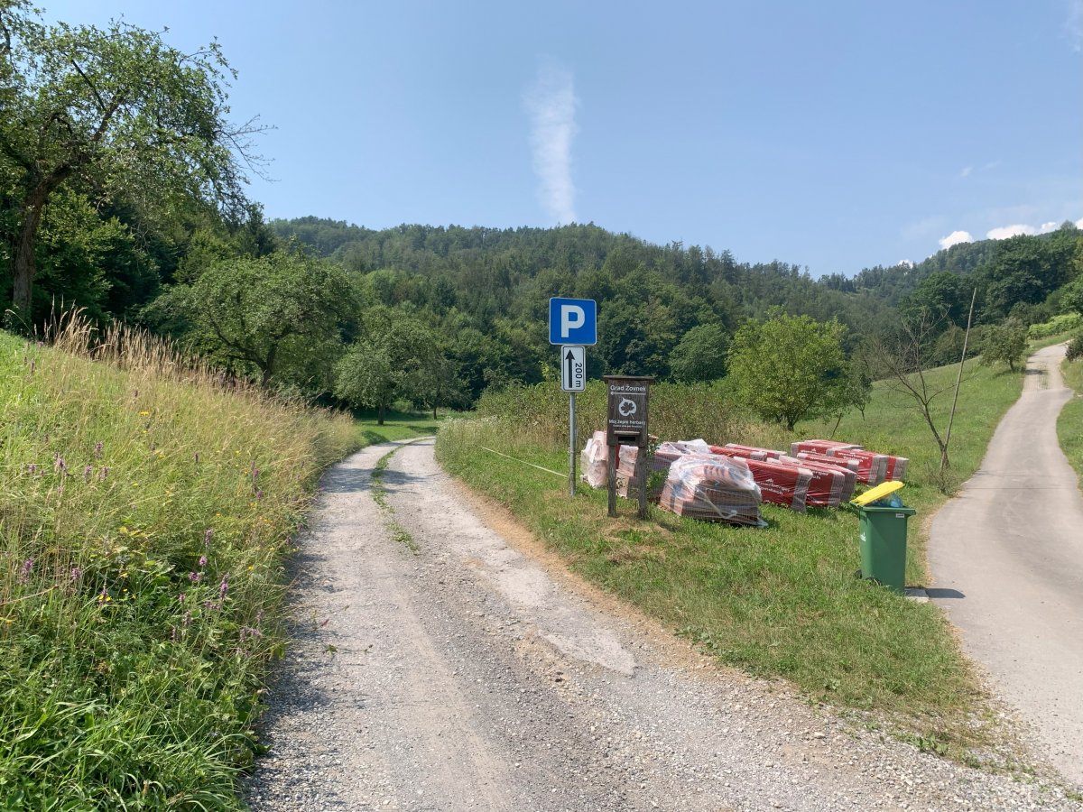 Very handy sign as the castle car park approaches.. Very handy sign as the castle car park approaches..