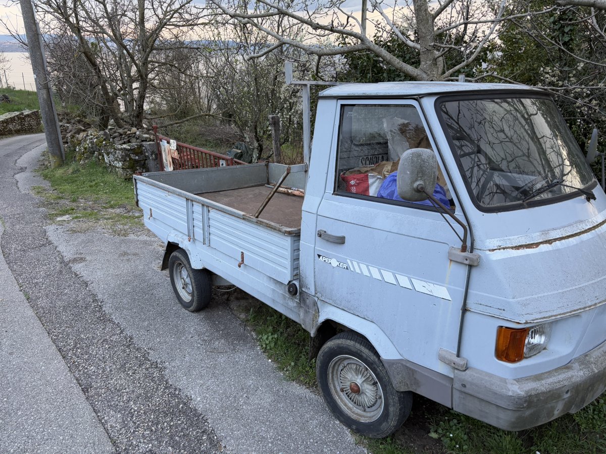 This little wine van obscured the entrance so we missed it first time! This little wine van obscured the entrance so we missed it first time!