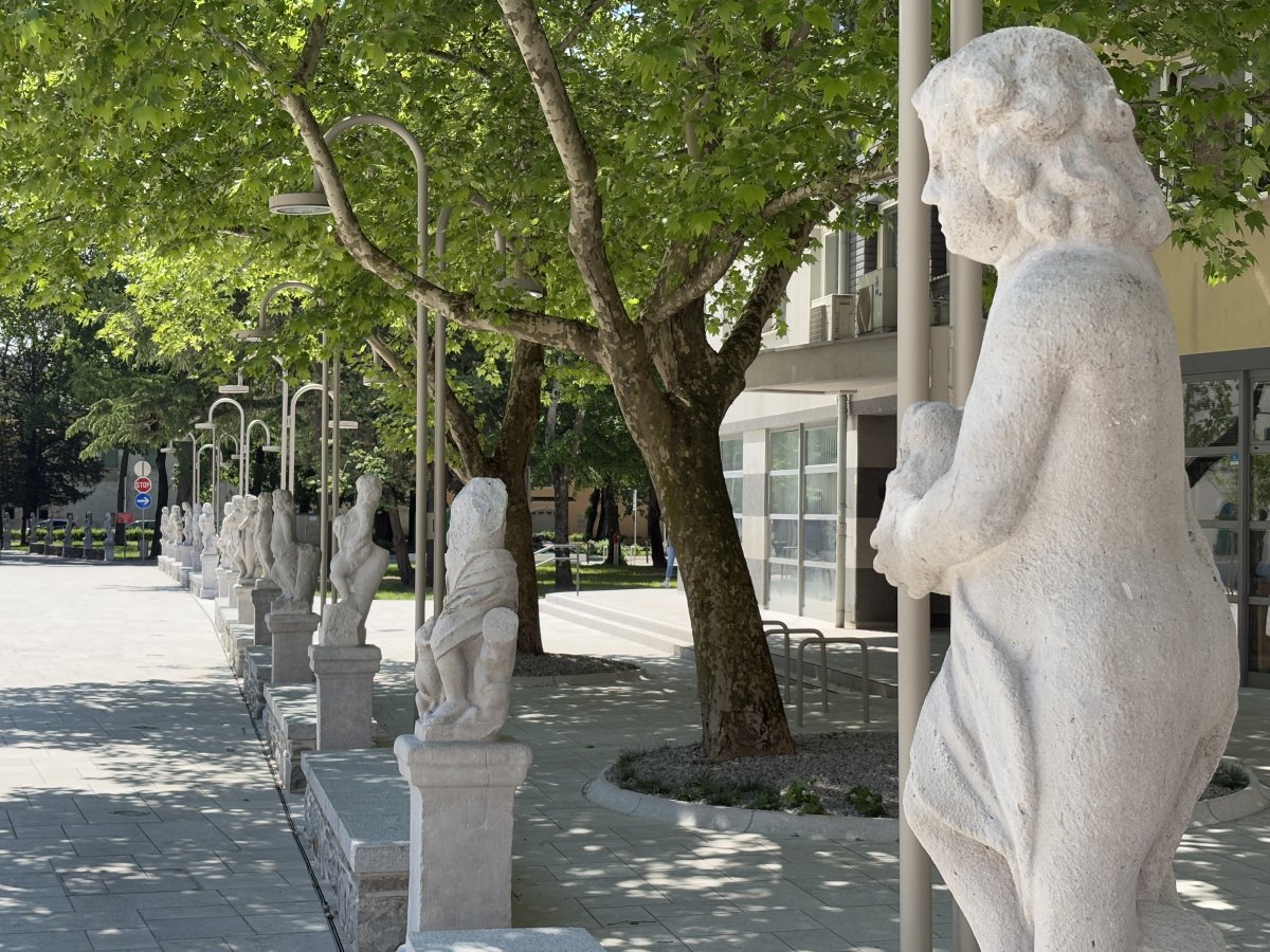 Vipava.. A Roman staue feel to the central plaza.. Vipava.. A Roman staue feel to the central plaza..