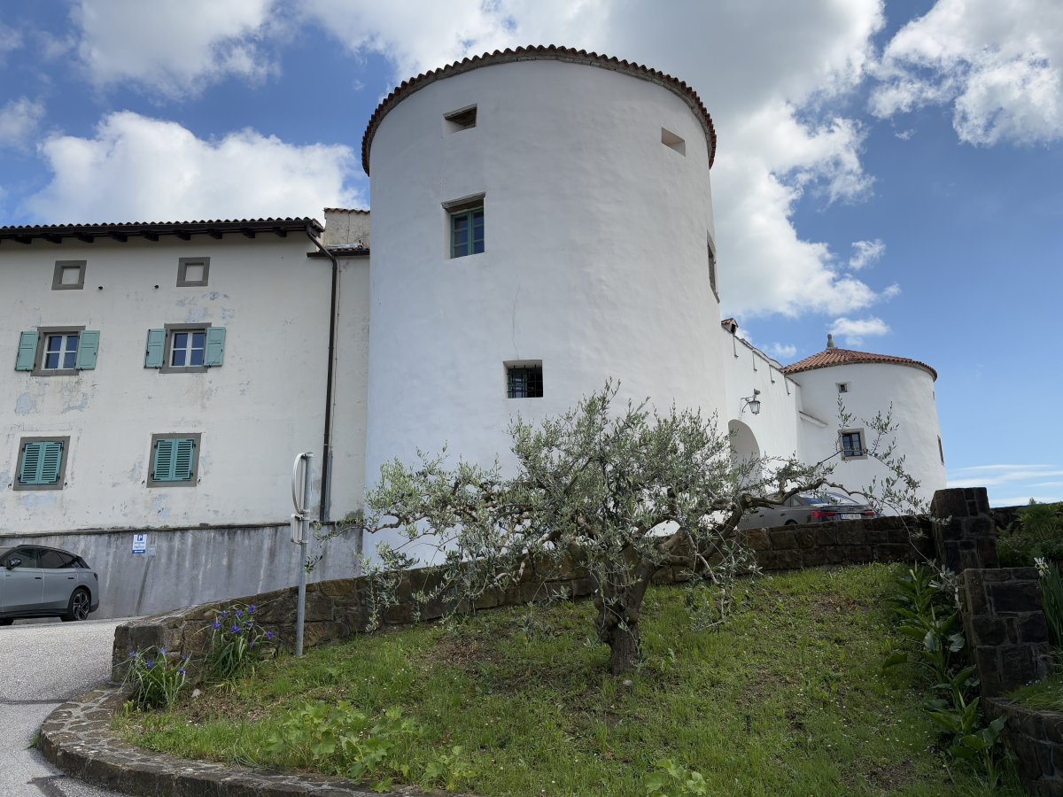 Brda.. Make sure you go to the rear of Smartno to see perfectly preserved towers and back gate.. Brda.. Make sure you go to the rear of Smartno to see perfectly preserved towers and back gate..