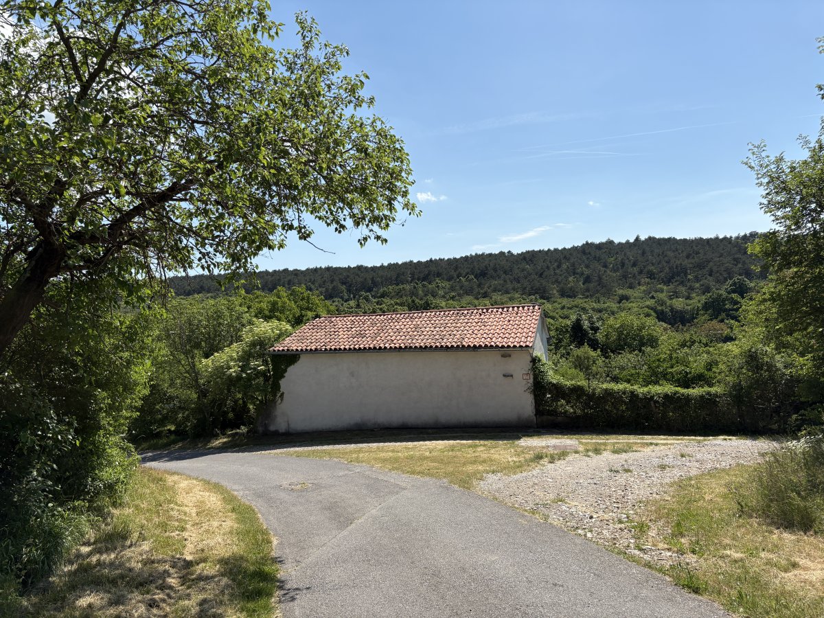 Hiked entrance to Prapoce village, both ways will reach the cliff, Croatia direction left and right for direction Italy.. Hiked entrance to Prapoce village, both ways will reach the cliff, Croatia direction left and right for direction Italy..
