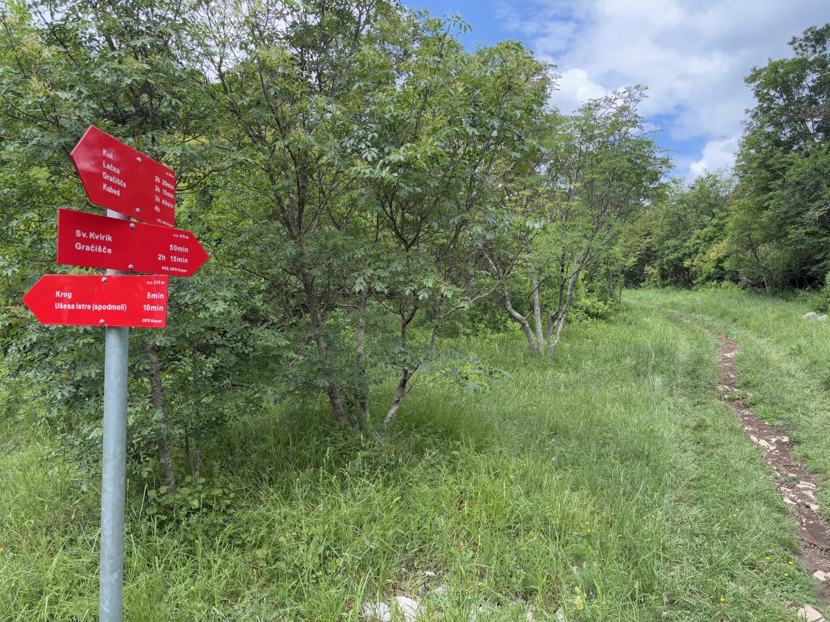 This is the turn 10 mins from the EARS Spodmoli, for the forest path back to the church Sv Kvirik, 50 mins.. This is the turn 10 mins from the EARS Spodmoli, for the forest path back to the church Sv Kvirik, 50 mins..