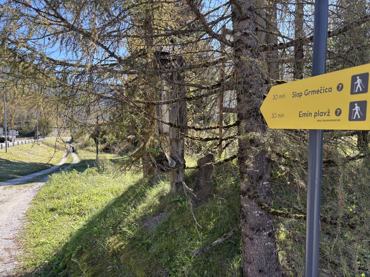 This is the only crucial bit to follow that track next to the road and go RIGHT under the bridge.. This is the only crucial bit to follow that track next to the road and go RIGHT under the bridge..