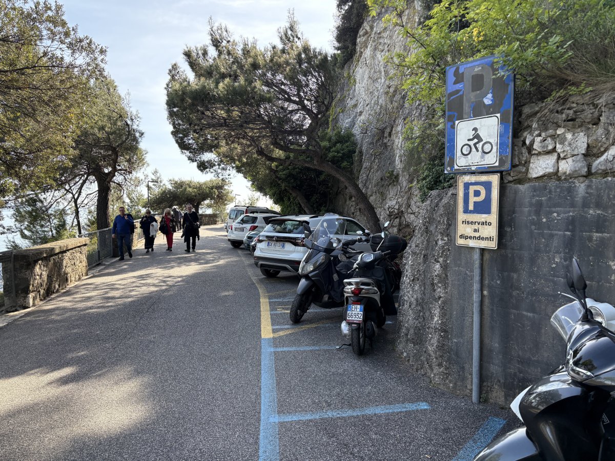 Park in the long car park and walk along the sea wall to the castle.. Park in the long car park and walk along the sea wall to the castle..