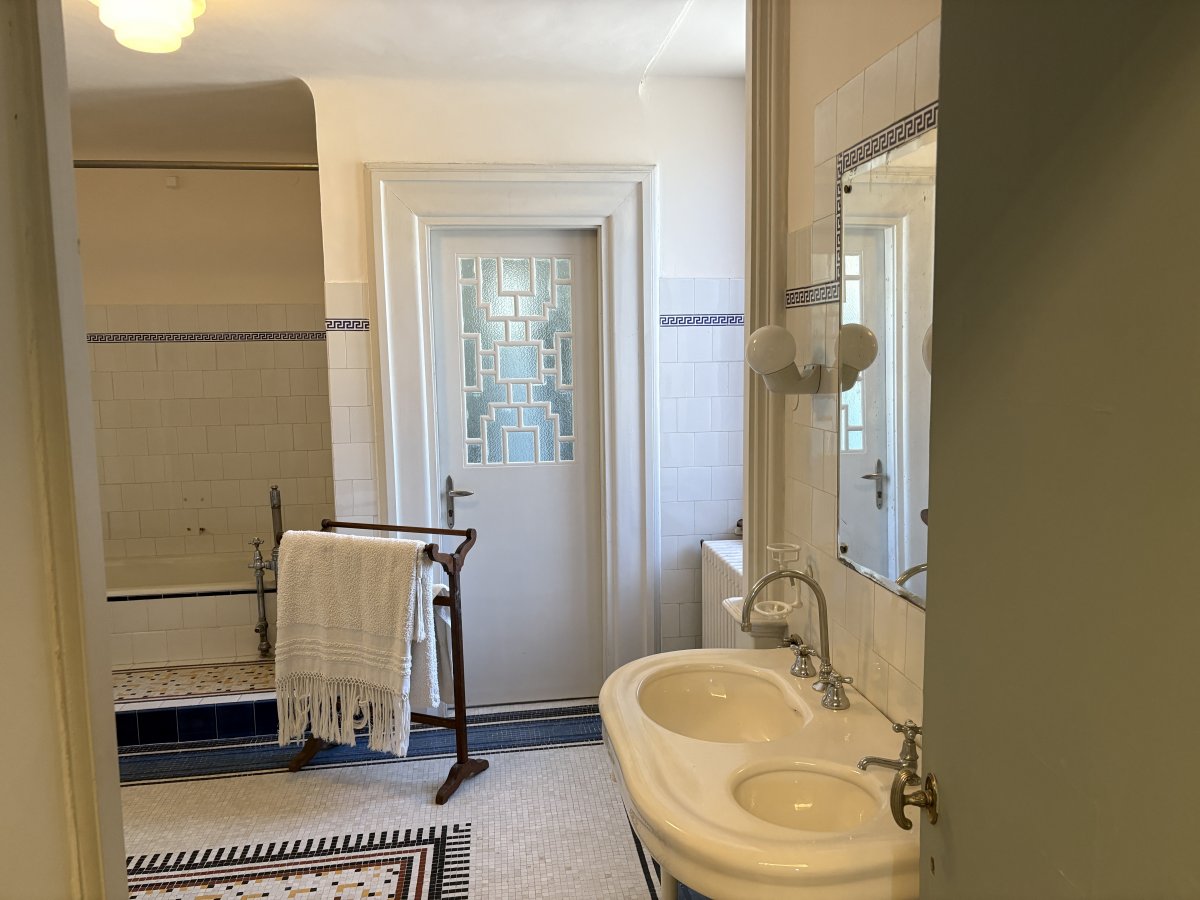 Art Deco bathroom, love the marble floor.. Art Deco bathroom, love the marble floor..
