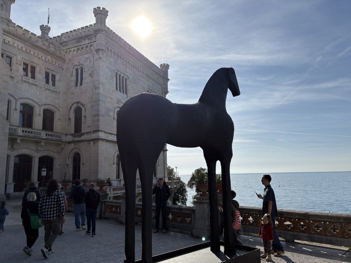 A really beautiful horse statue outside the front of the castle gazing out to sea.. A really beautiful horse statue outside the front of the castle gazing out to sea..