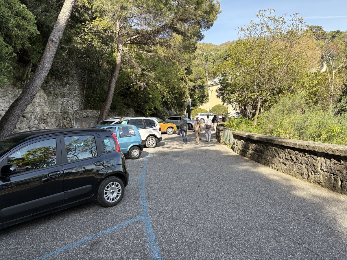 We bagged this parking spot at the far end of the car park near the main gate, but is gets really narrow here.. We bagged this parking spot at the far end of the car park near the main gate, but is gets really narrow here..