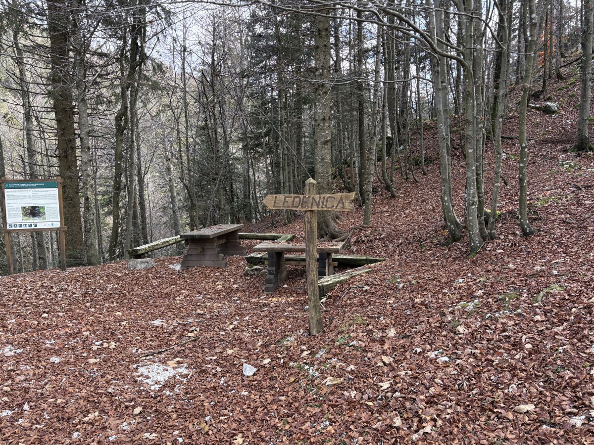 Little car park with picnic table.. Little car park with picnic table..